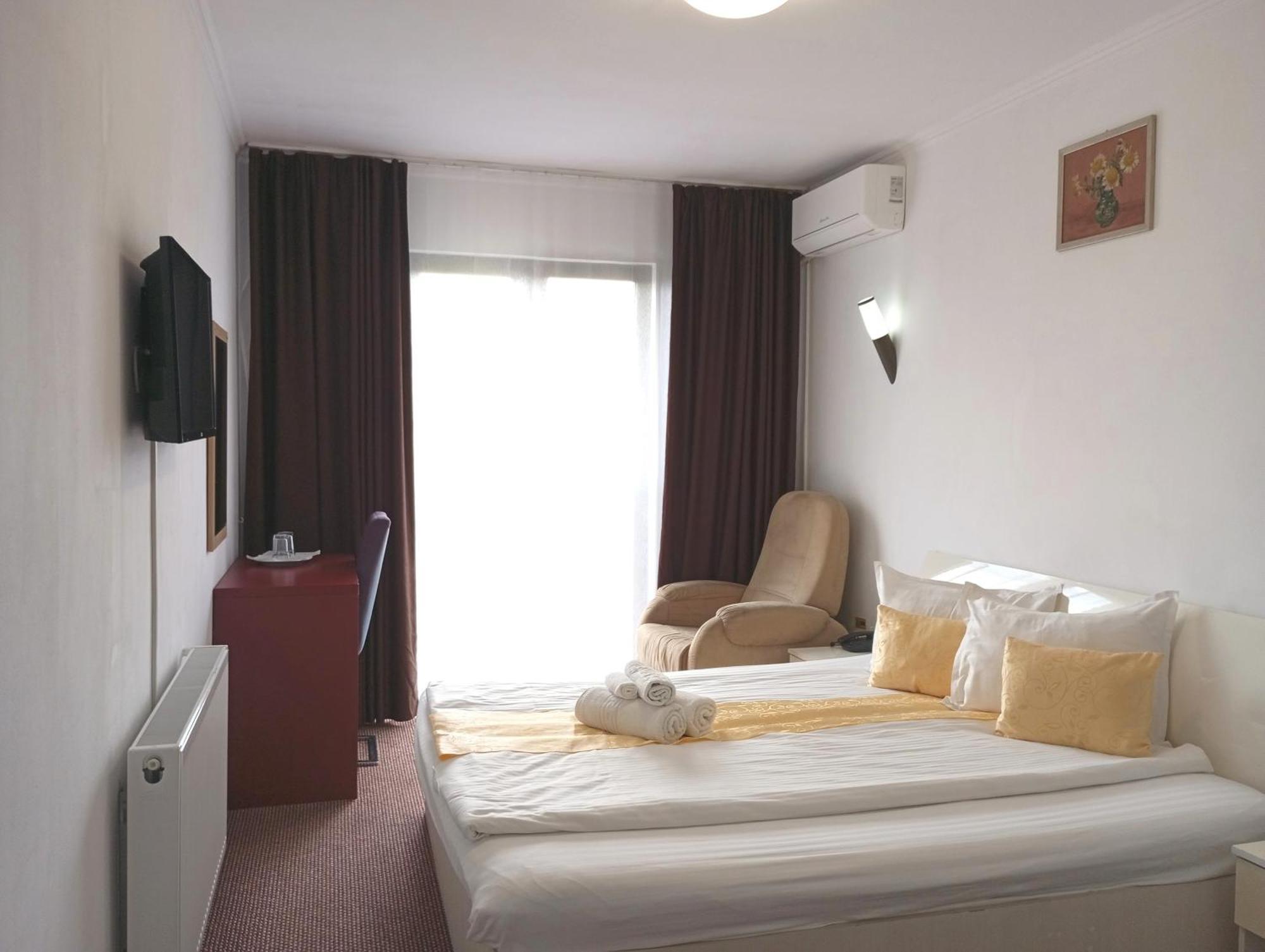 Rhc Royal Hotel Орадя Экстерьер фото