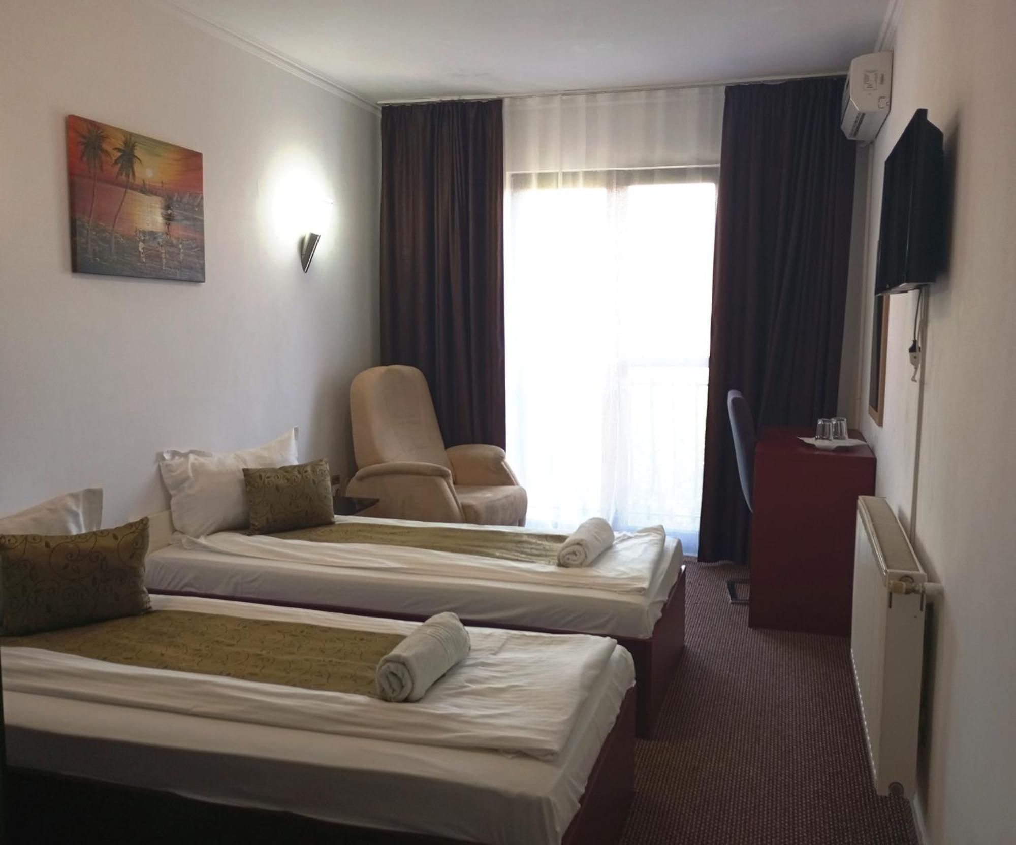 Rhc Royal Hotel Орадя Экстерьер фото